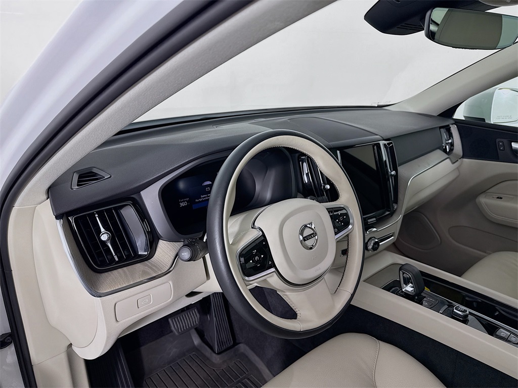 2023 Volvo XC60 B5 Plus photo 4