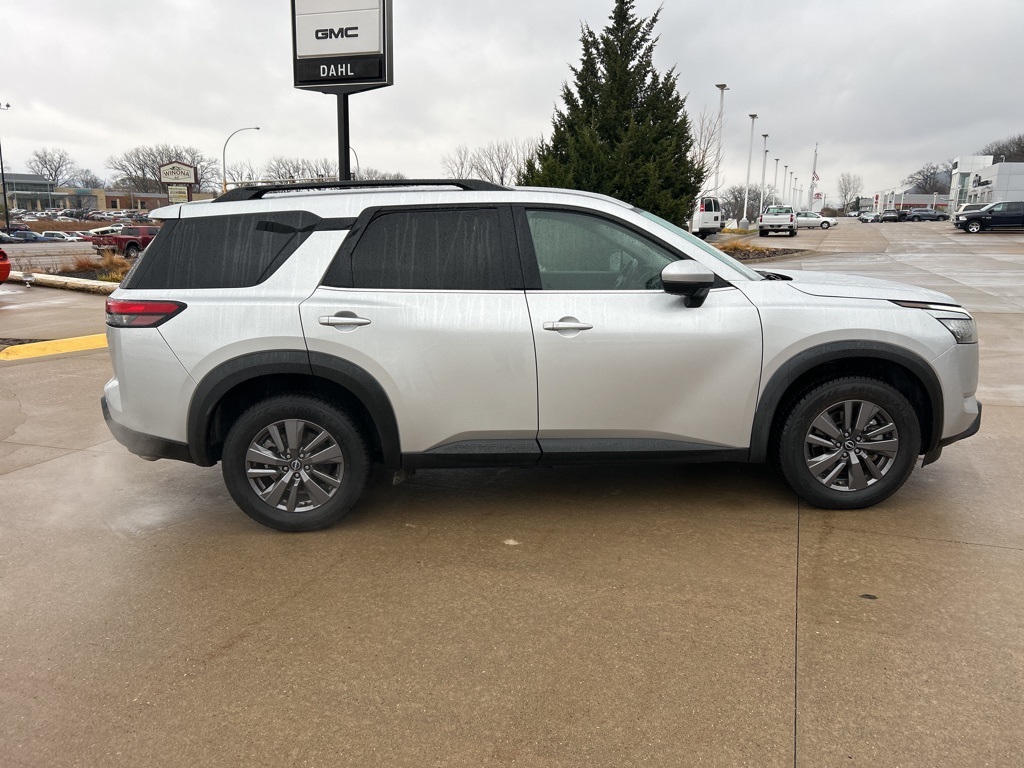 2023 Nissan Pathfinder SV photo 3
