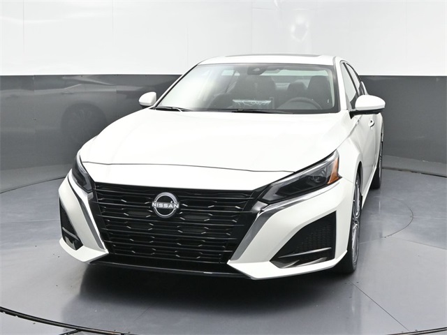 2025 Nissan Altima SL photo 2