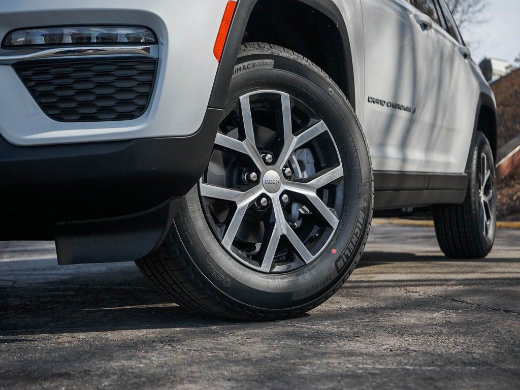 2025 Jeep Grand Cherokee Limited photo 3