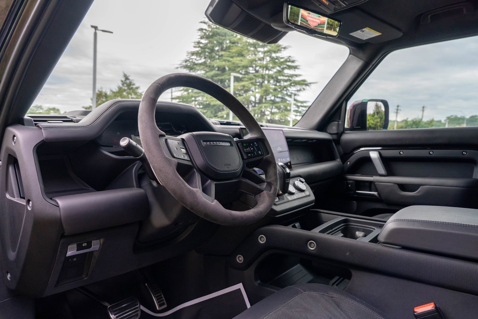 2023 Land Rover Defender V8 photo 18
