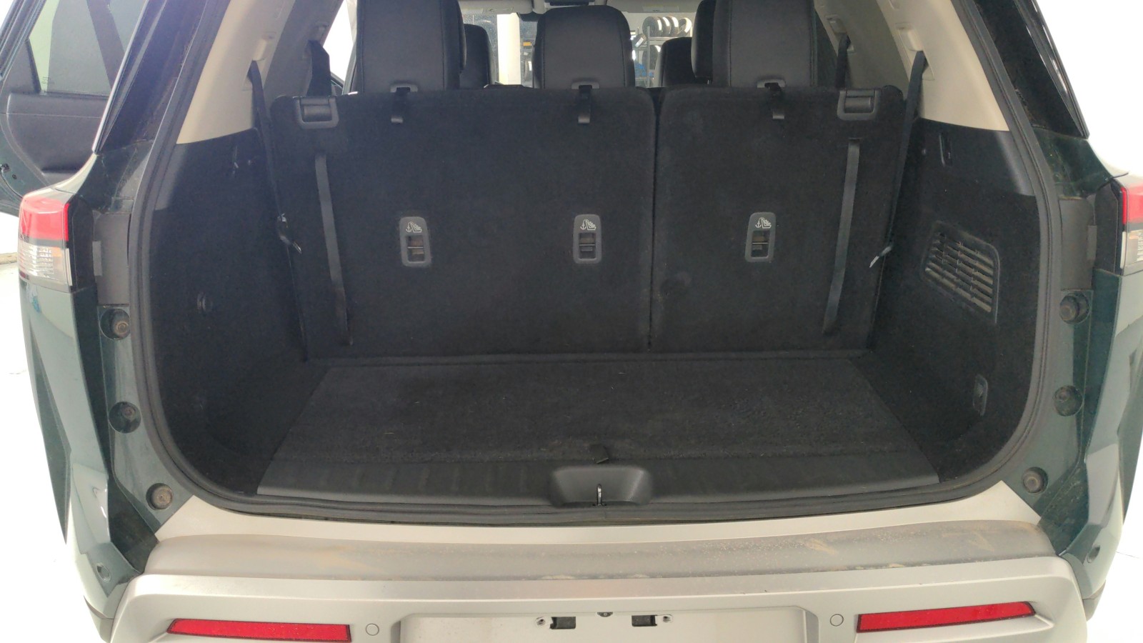 Used 2023 Obsidian Green Pearl Nissan SL image 31