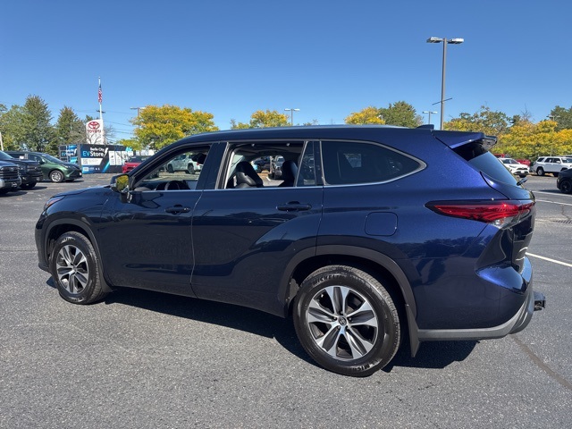 2021 Toyota Highlander XLE photo 3