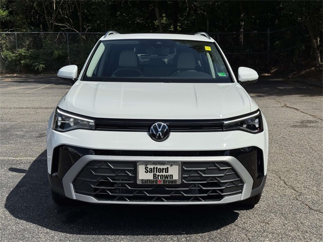 2025 Volkswagen Taos SE photo 2