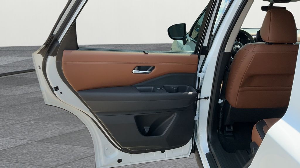 2025 Nissan Pathfinder Platinum photo 13