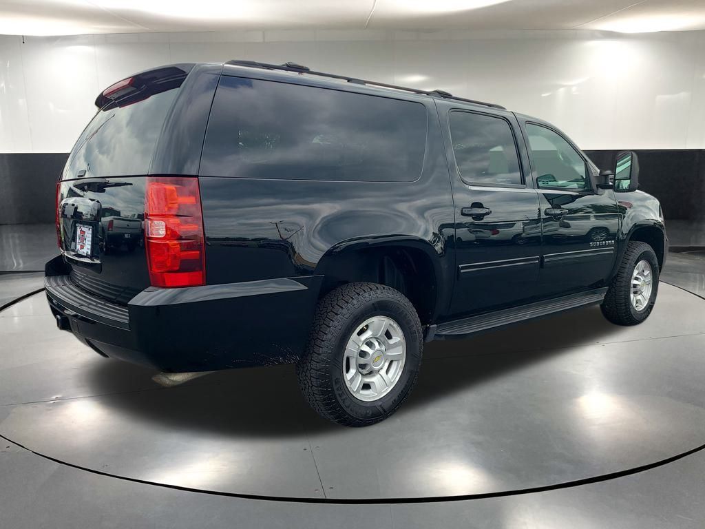 2011 Chevrolet Suburban 2500 LT photo 4
