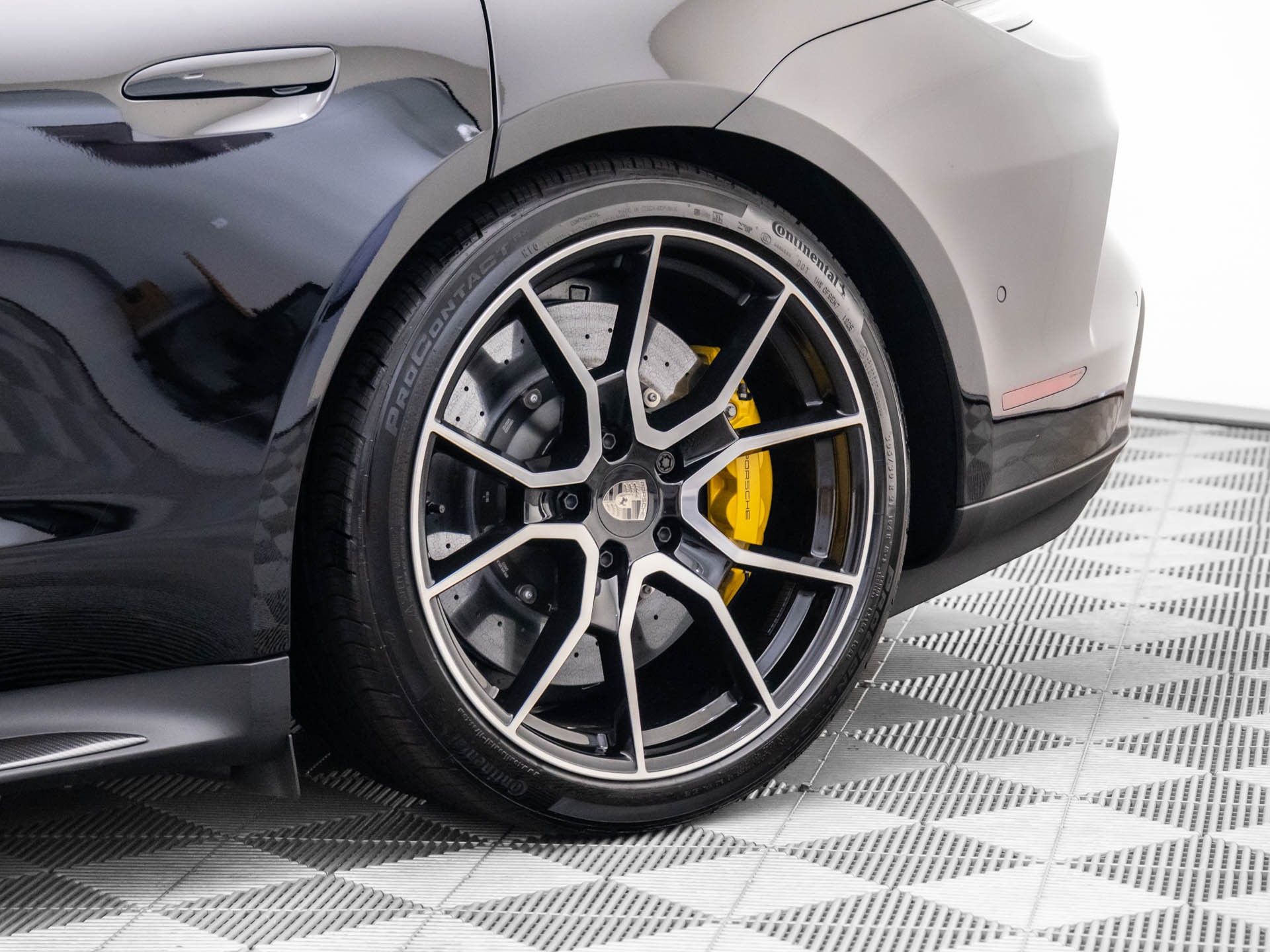2025 Porsche Taycan Turbo S photo 33