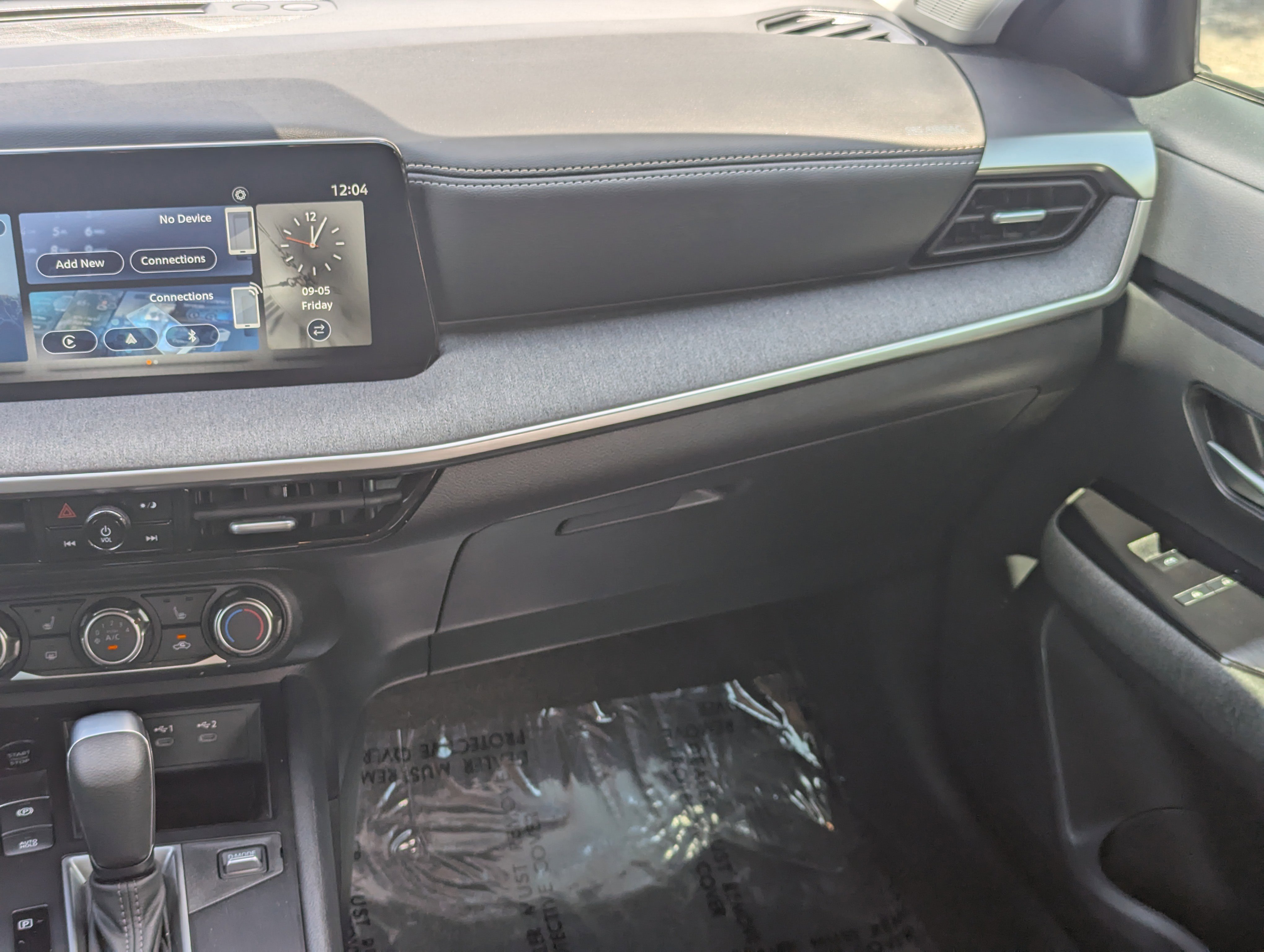 2025 Nissan Kicks SV photo 3
