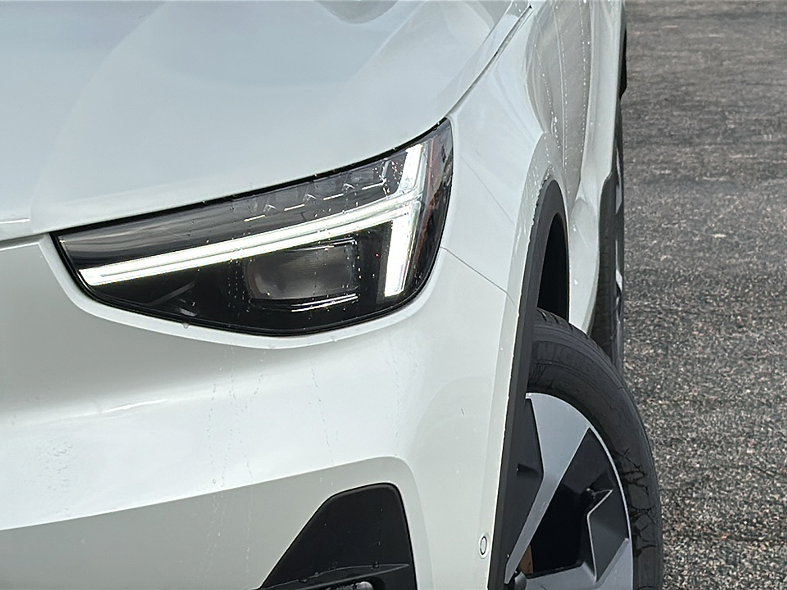 2025 Volvo XC40 AWD Plus photo 2