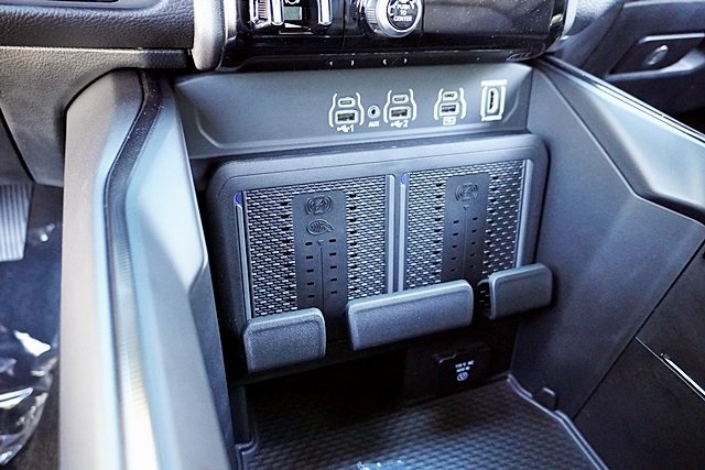 New 2026 Diamond Black Crystal Pearl-Coat Exterior Paint RAM Rebel image 39