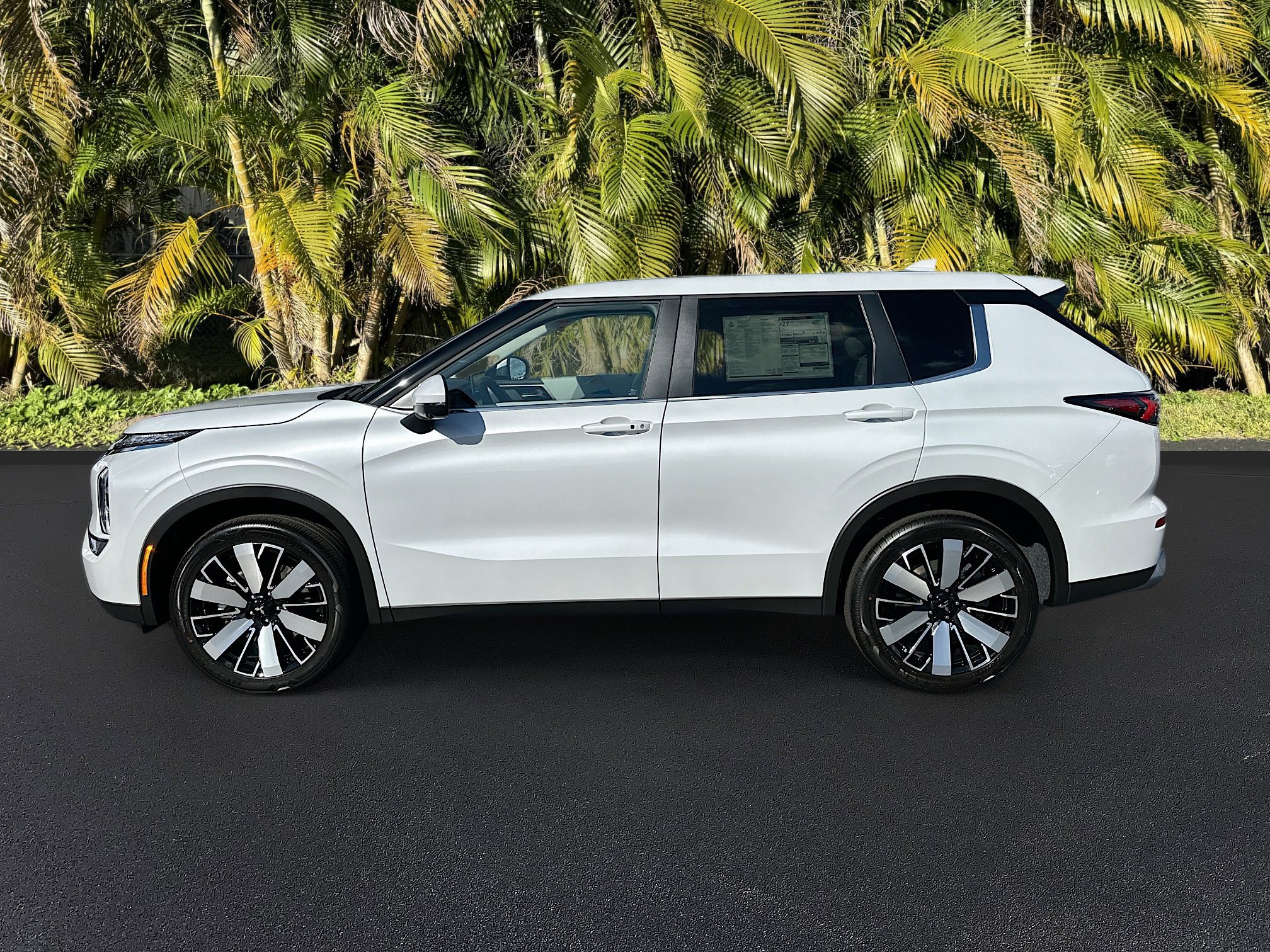 2025 Mitsubishi Outlander SE photo 2