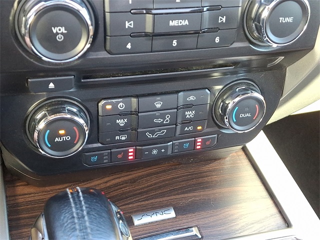 2015 Ford F-150 Lariat photo 16