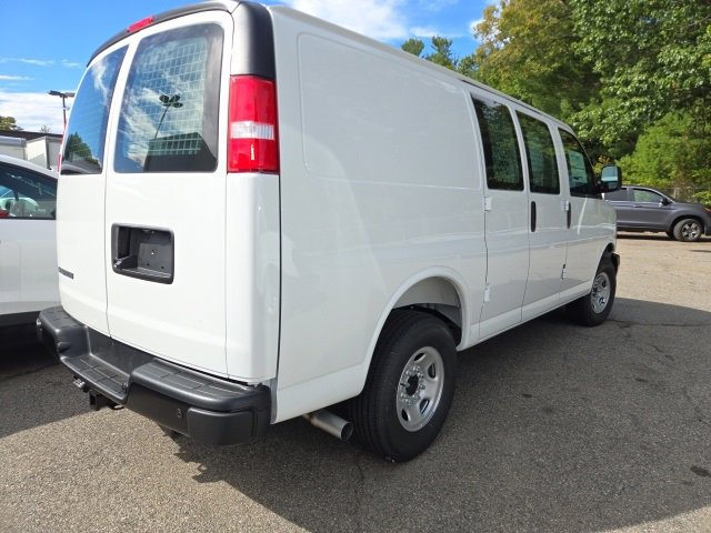 2025 Chevrolet Express Cargo 3500 photo 4