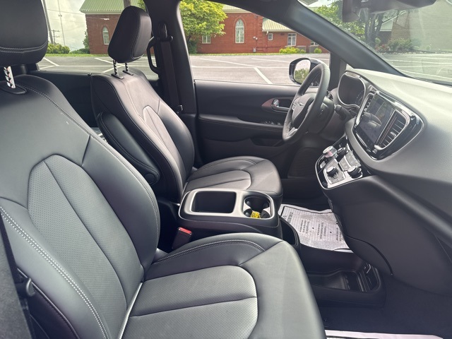 2025 Chrysler Voyager LX photo 10