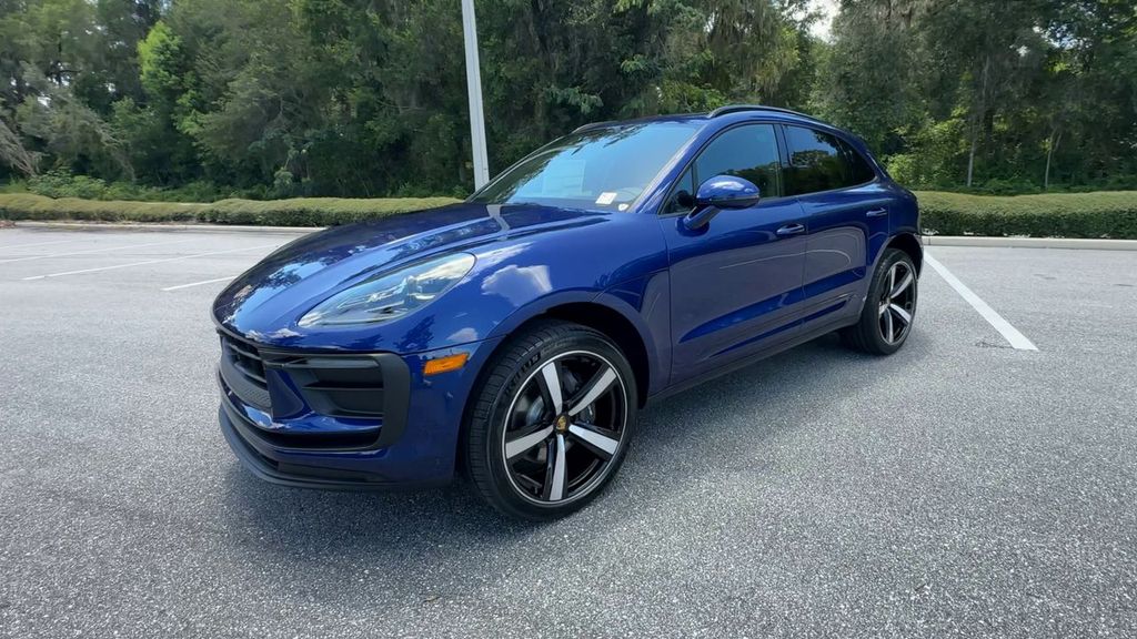 2025 Porsche Macan Base photo 4