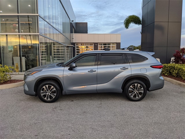 2021 Toyota Highlander XLE photo 3