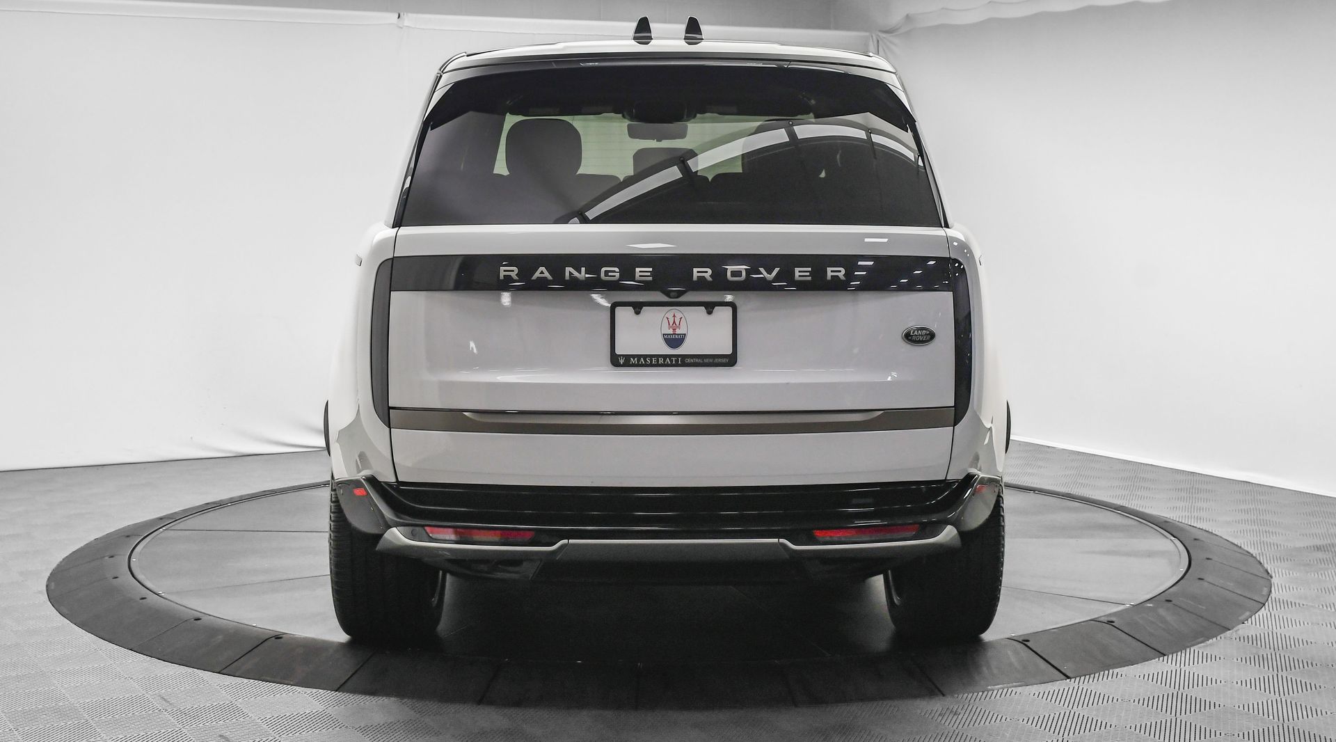 2023 Land Rover Range Rover SE photo 3