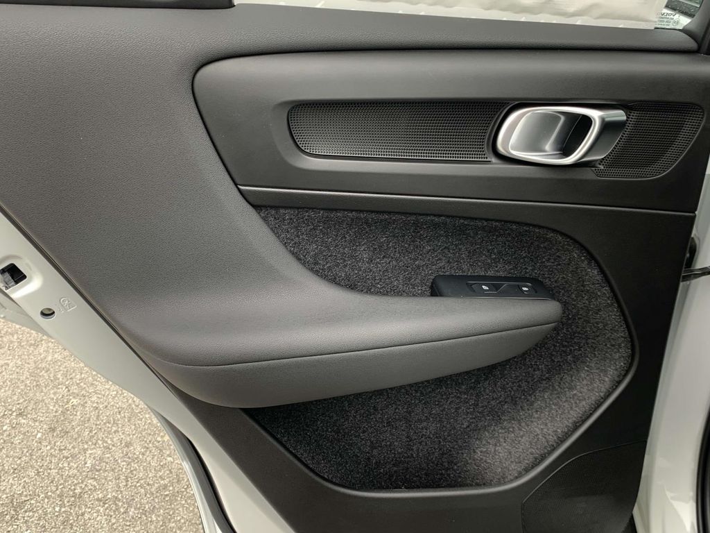 2025 Volvo XC40 AWD Plus photo 11
