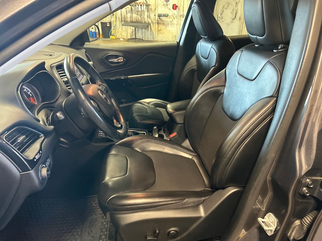 2020 Jeep Cherokee Altitude photo 22