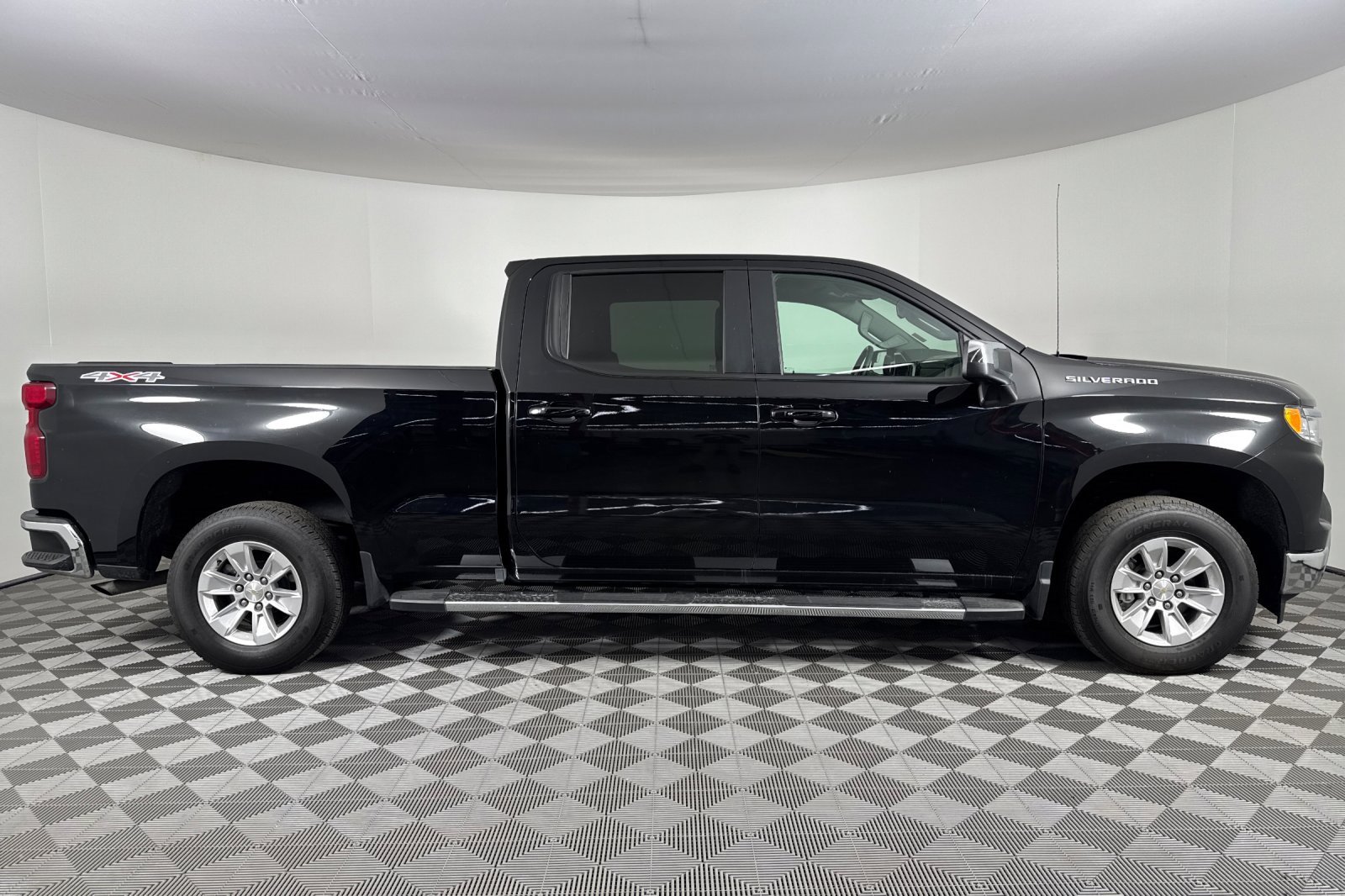 2024 Chevrolet Silverado 1500 LT photo 3