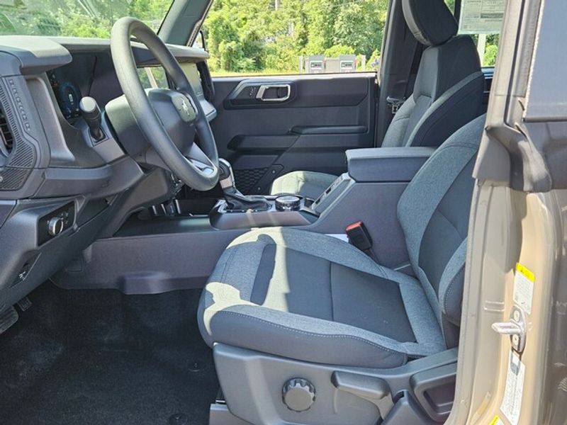 2025 Ford Bronco Base photo 3
