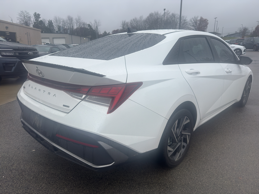 2025 Hyundai Elantra Hybrid photo 3