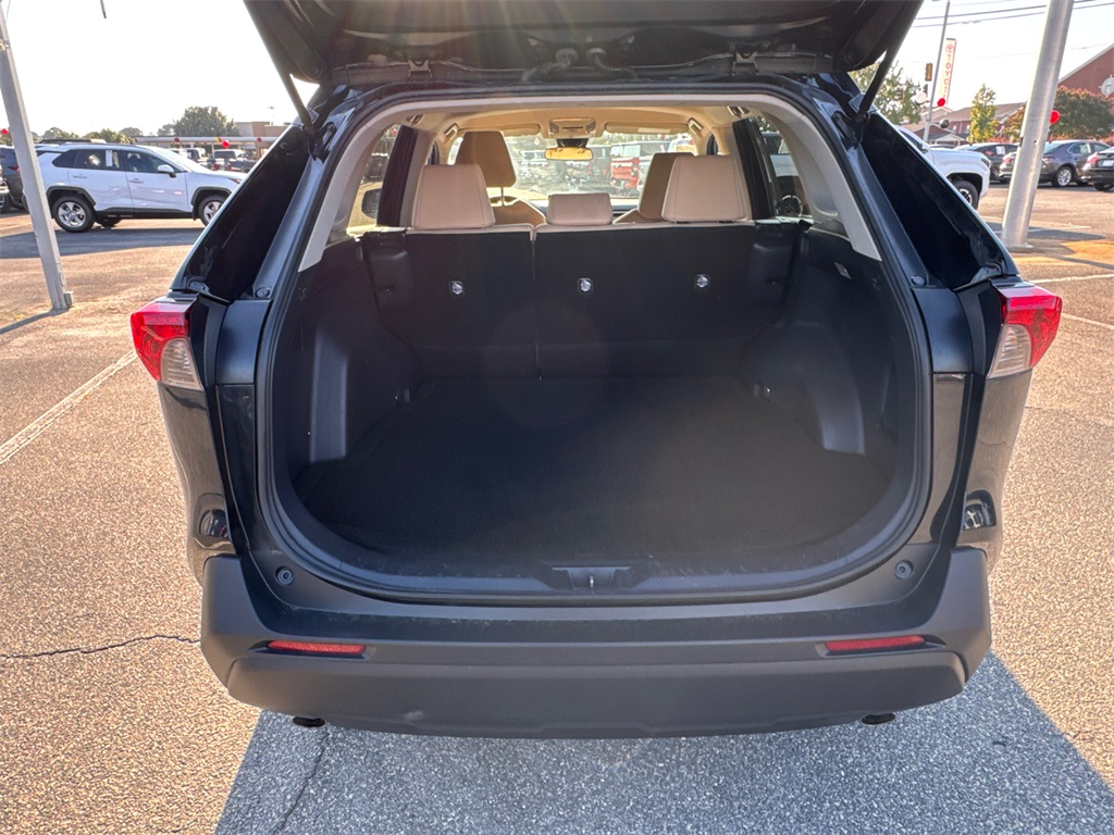 2021 Toyota RAV4 LE photo 18