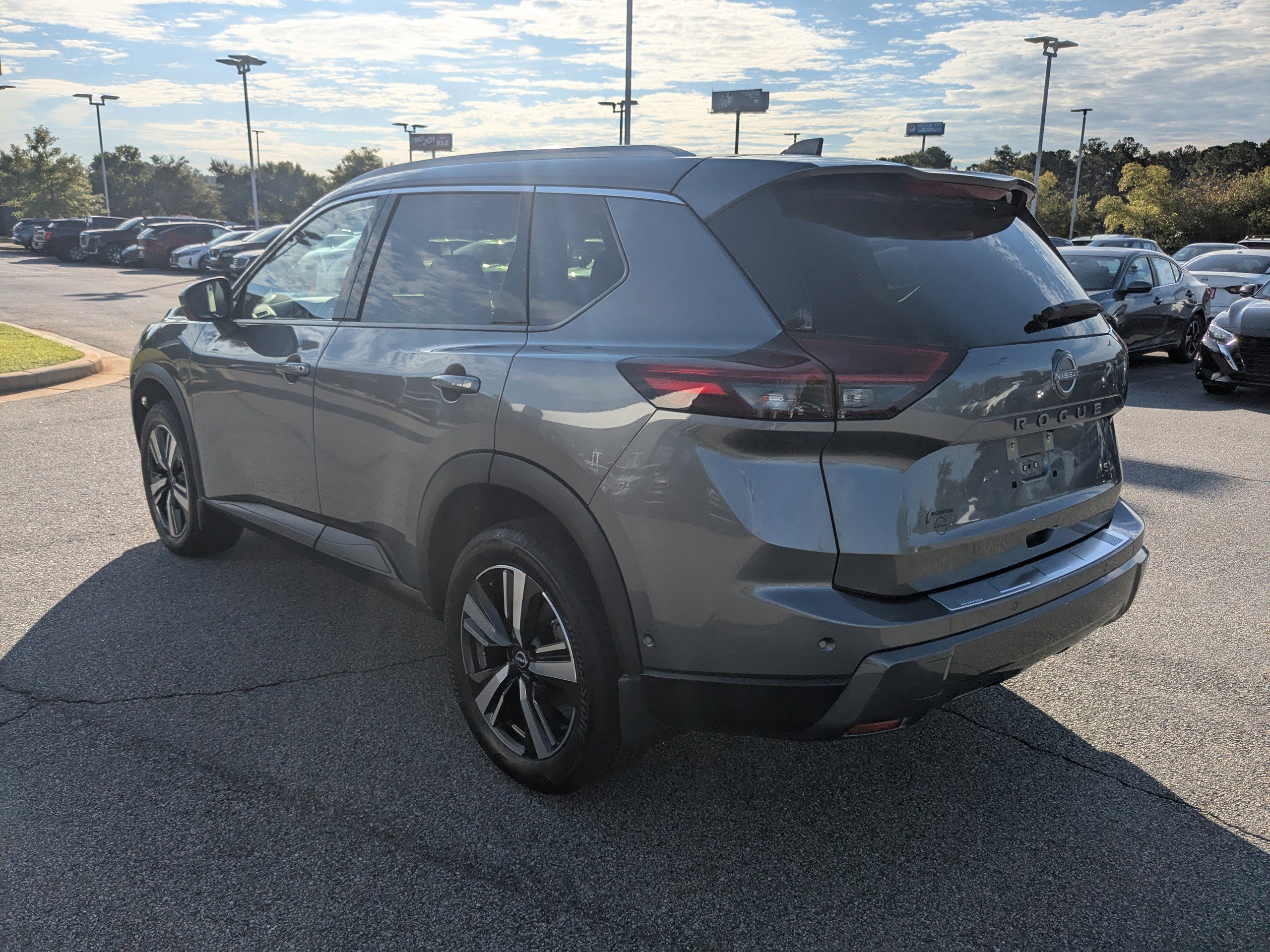 2025 Nissan Rogue SL photo 4