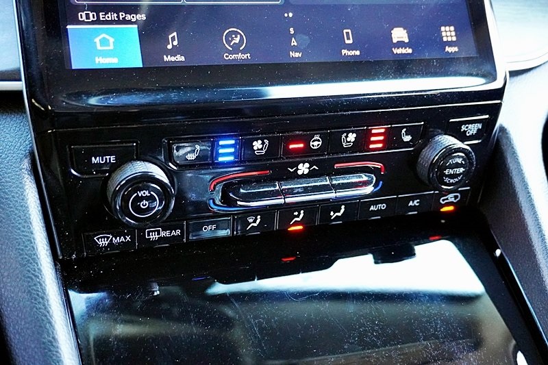 Used 2023 White Jeep Limited image 31