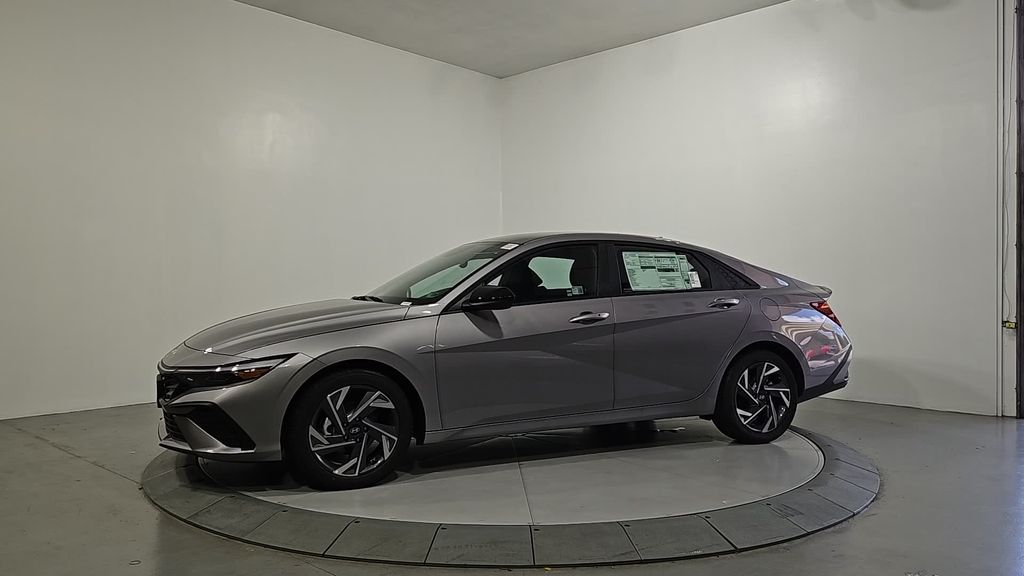 2025 Hyundai Elantra SEL Sport photo 2
