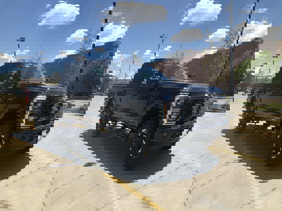 2025 Ford F-350 Lariat photo 2