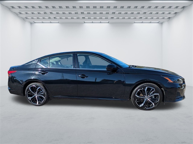 2024 Nissan Altima 2.5 SR photo 3