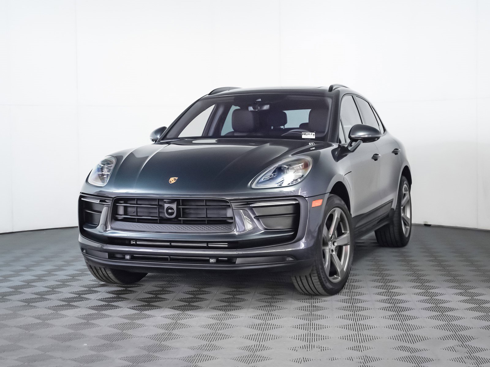 2025 Porsche Macan's photo