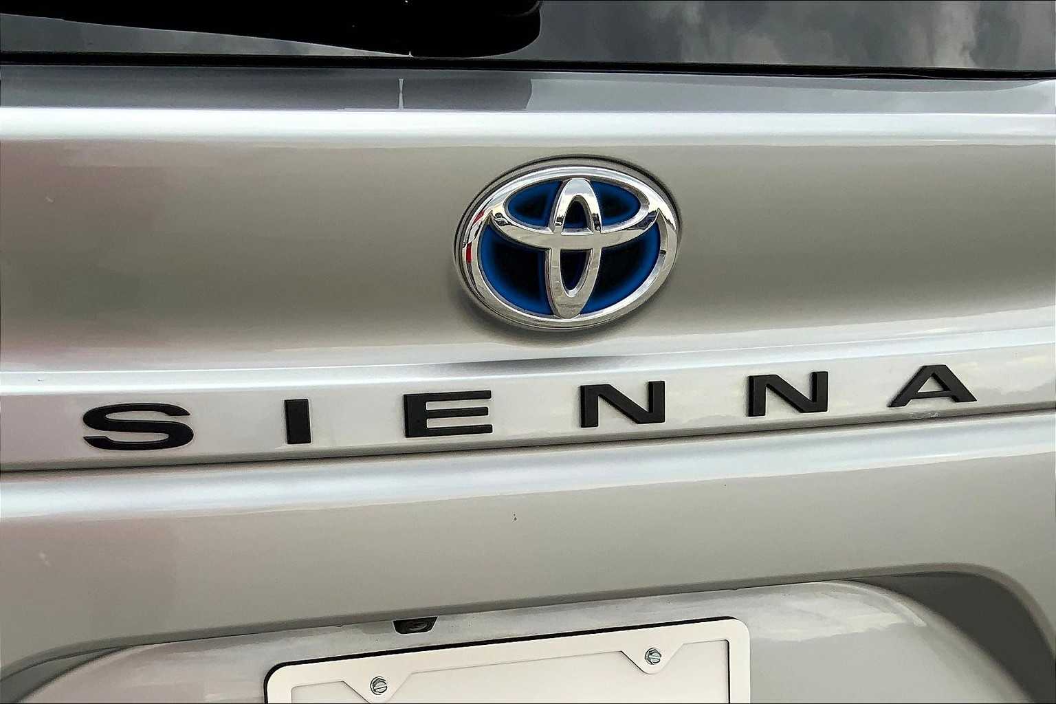 2024 Toyota Sienna XLE photo 9