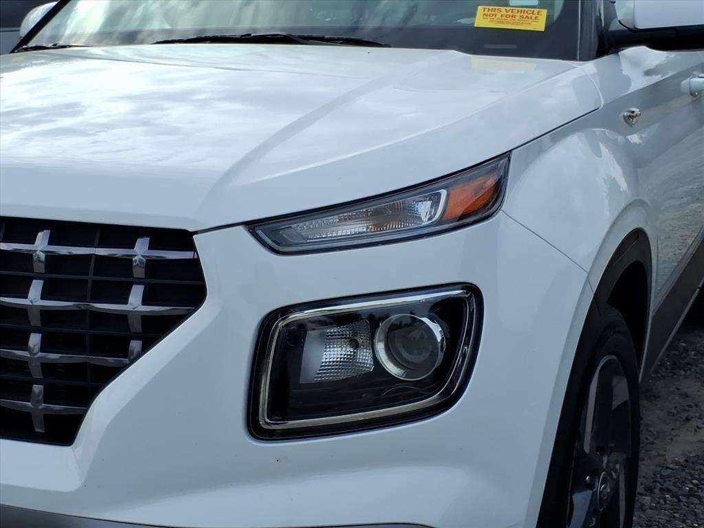 2024 Hyundai Venue SEL photo 3