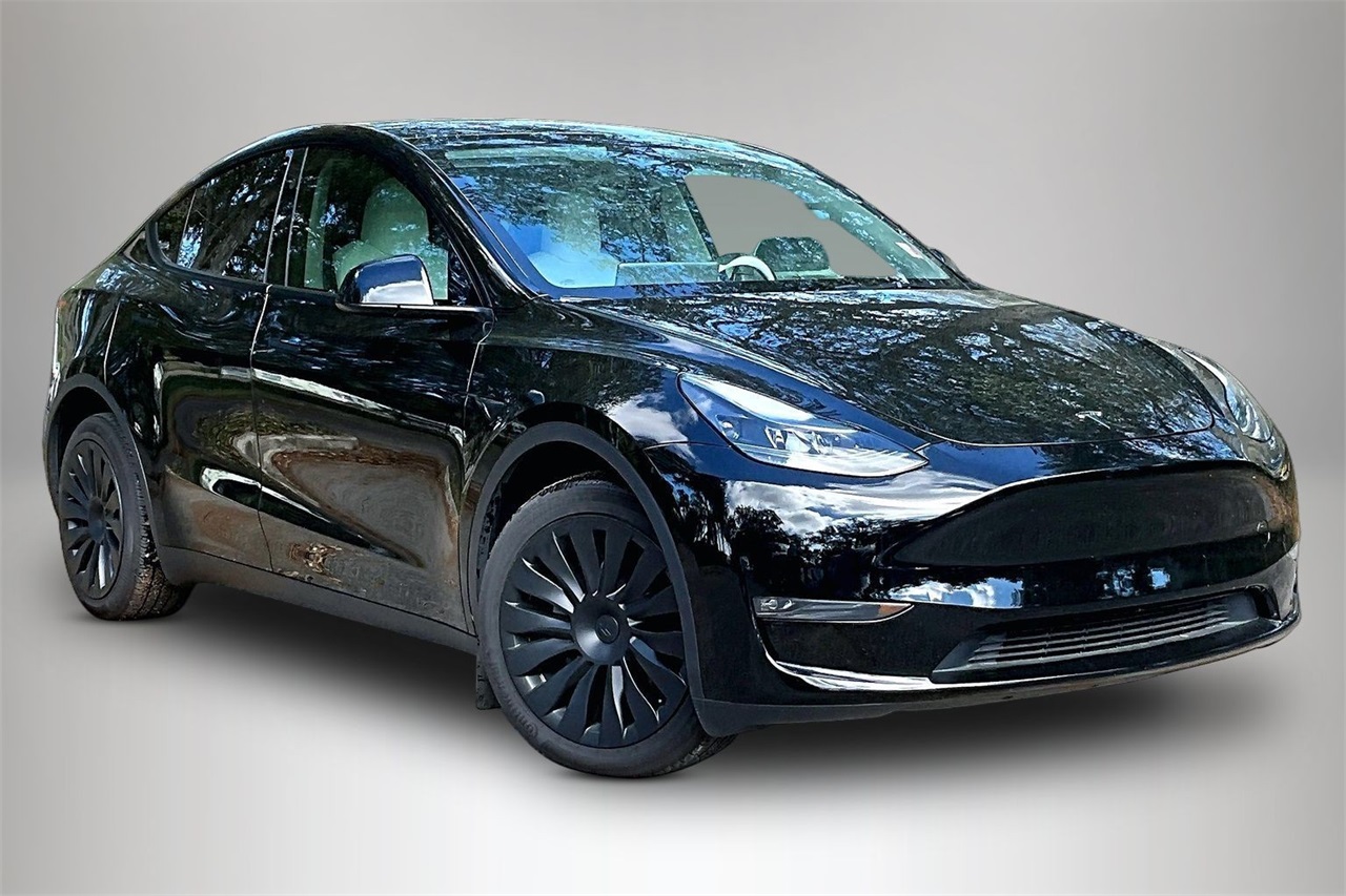 Used 2024 Tesla Model Y Long Range with VIN 7SAYGDEE4RA330913 for sale in Fort Walton Beach, FL