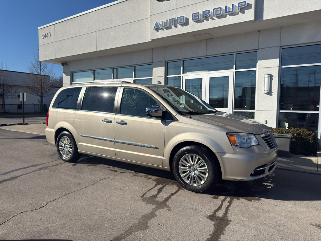 2015 Chrysler Town & Country Base's photo