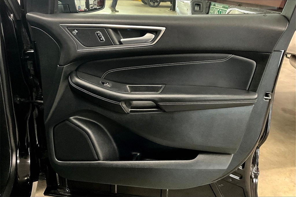2022 Ford Edge Titanium photo 12