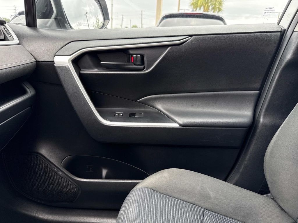 2022 Toyota RAV4 LE photo 23