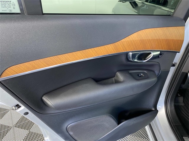 2022 Volvo XC90 T6 Momentum photo 24