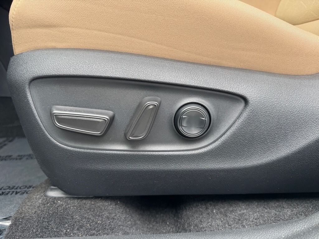 2025 Toyota RAV4 XLE photo 15