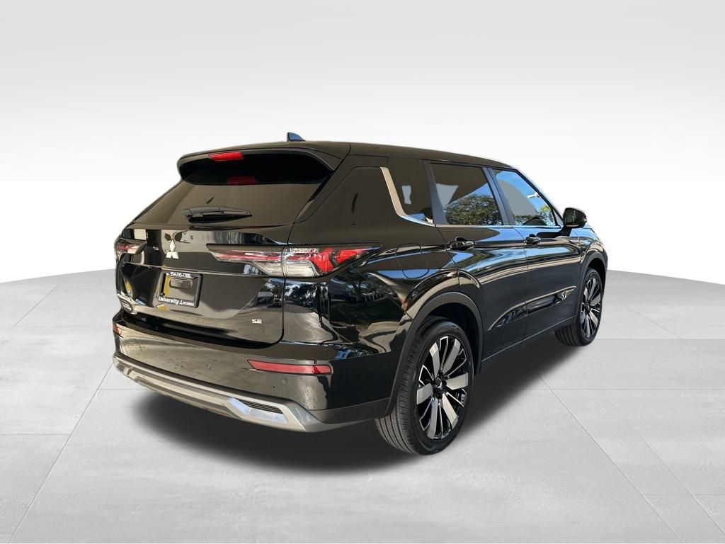 2025 Mitsubishi Outlander SE photo 4