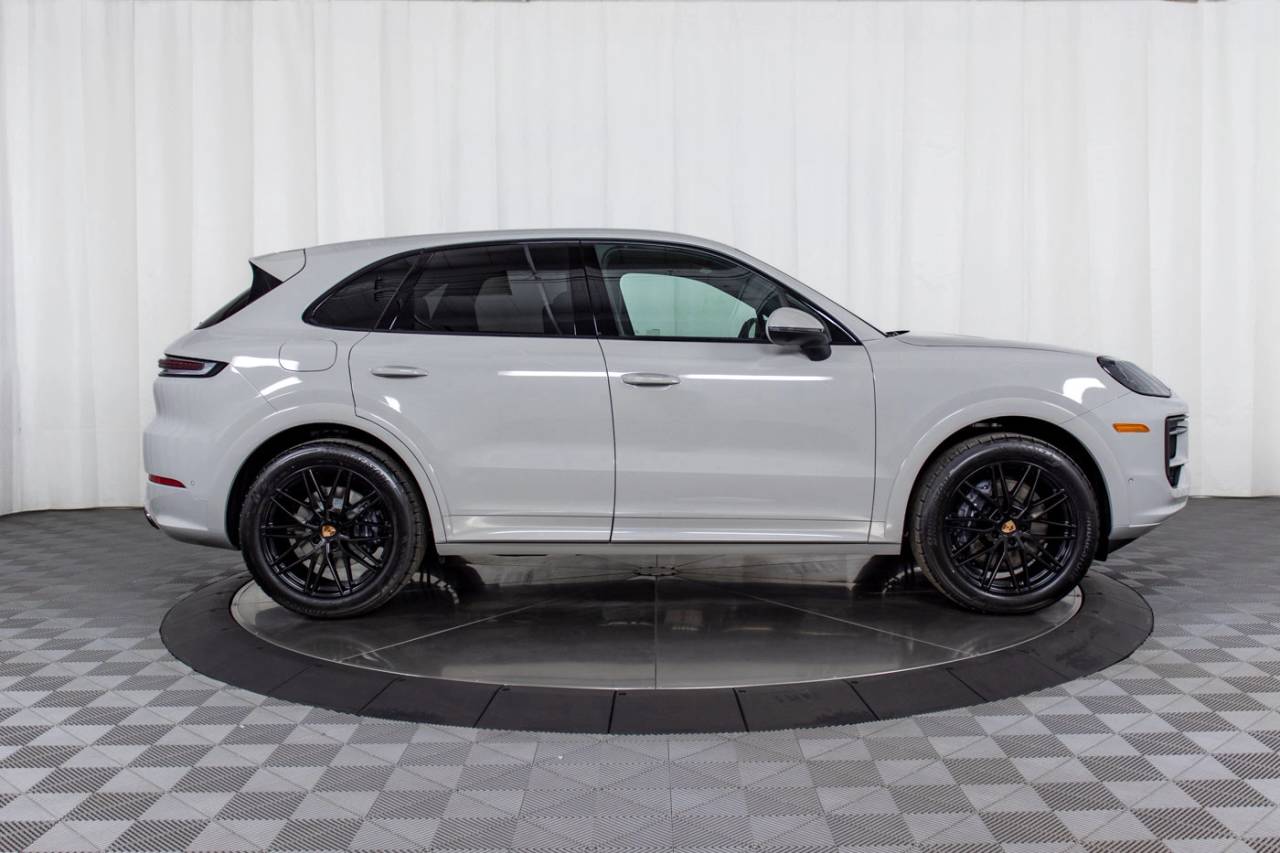 2025 Porsche Cayenne photo 7