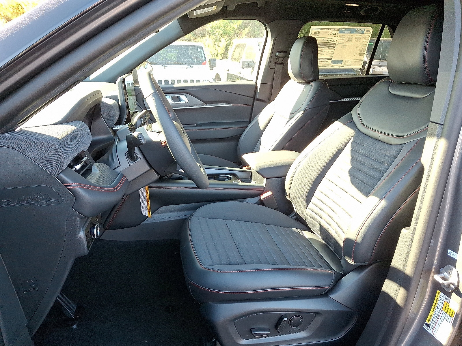 2025 Ford Explorer ST-Line photo 4