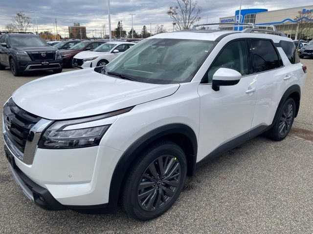 2025 Nissan Pathfinder SL photo 3
