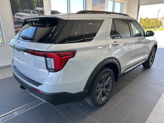 2025 Ford Explorer photo 3