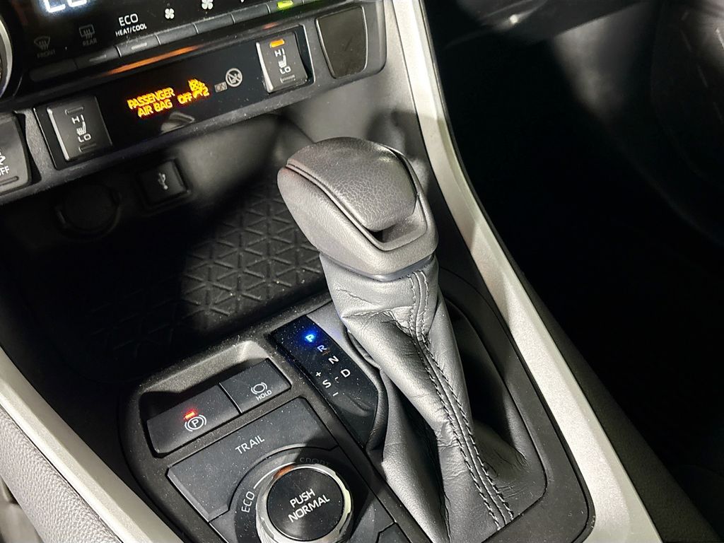 2021 Toyota RAV4 Hybrid XLE photo 12