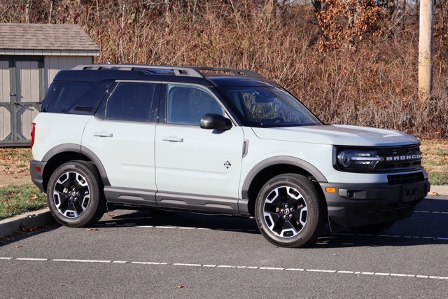 2022 Ford Bronco Sport Outer Banks photo 2