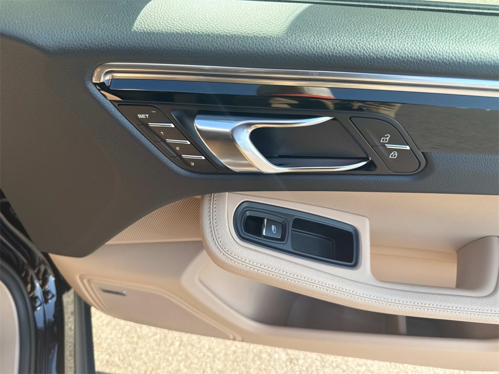 2026 Porsche Macan T photo 17