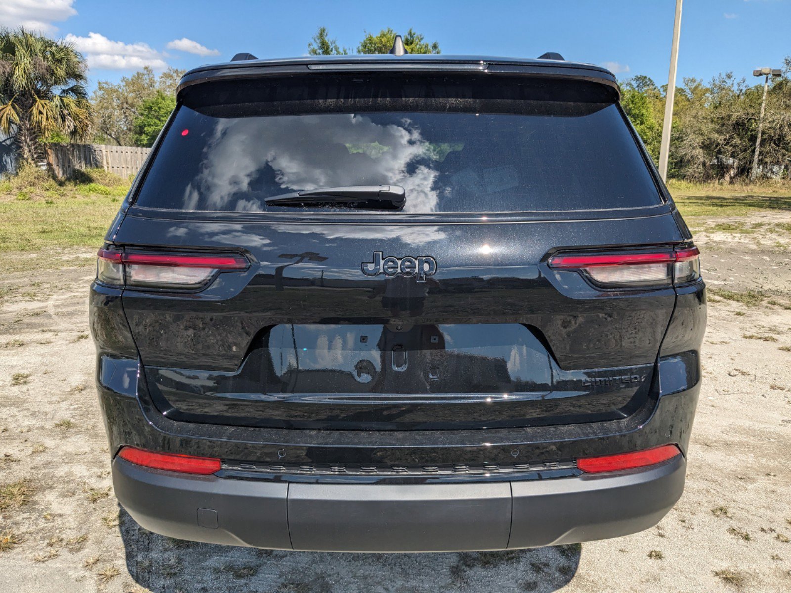 2025 Jeep Grand Cherokee Limited photo 3